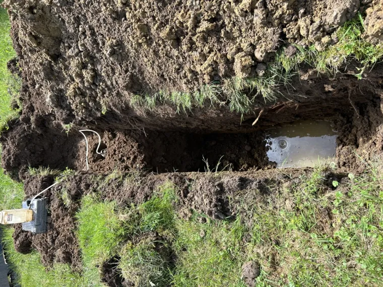 Essai Porchet et Matsuo à la fosse pour une étude G5 de dimensionnement des ouvrages de traitement des eaux pluviales, Bourgoin-Jallieu, Sols Diag’